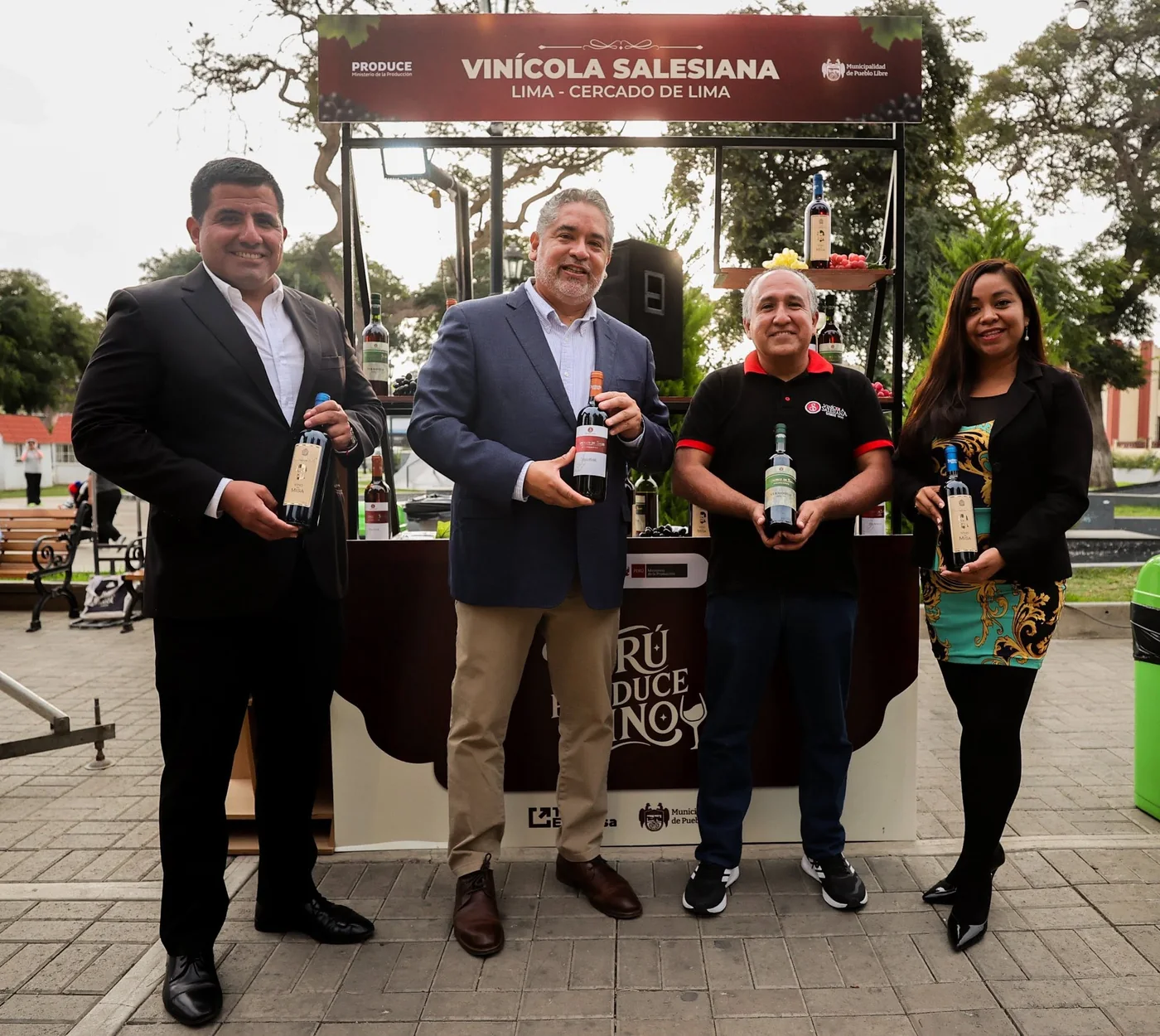 Equipo de la Vinícola Salesiana en su stand del Cercado de Lima