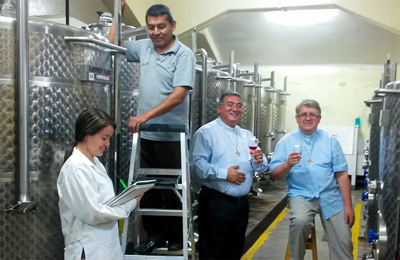 Visita a la bodega de la Vinícola Salesiana