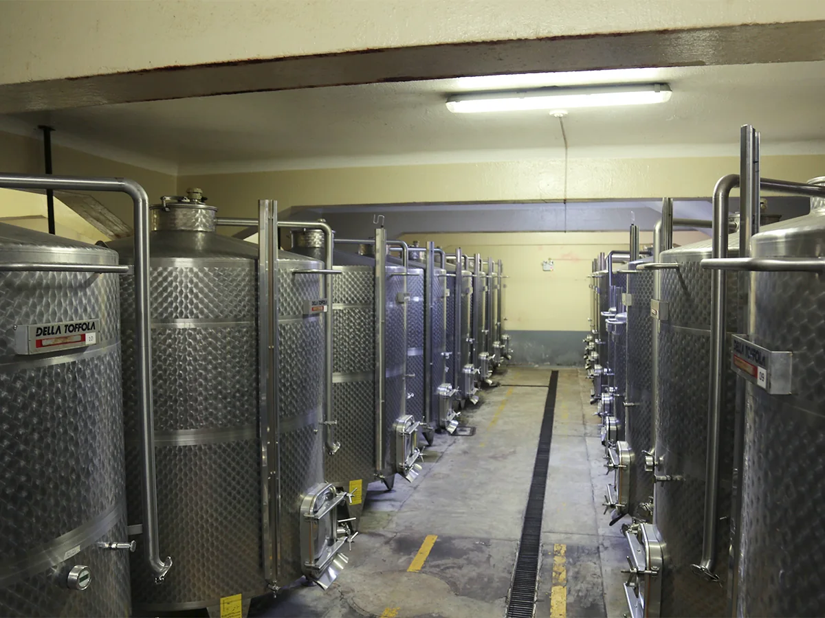 Tanques de acero inoxidable de la planta de la Vinícola Salesiana