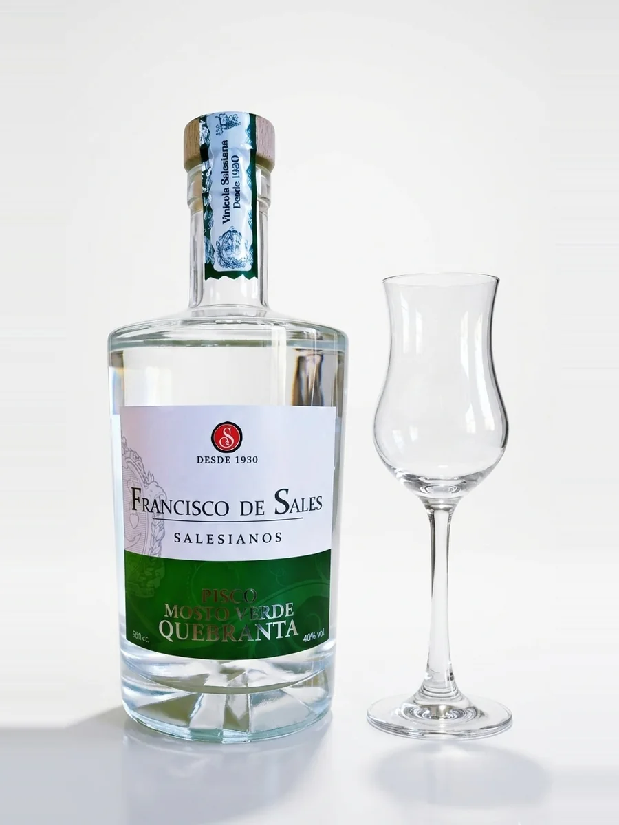 Pisco Mosto Verde Quebranta, servido en copa pisquera
